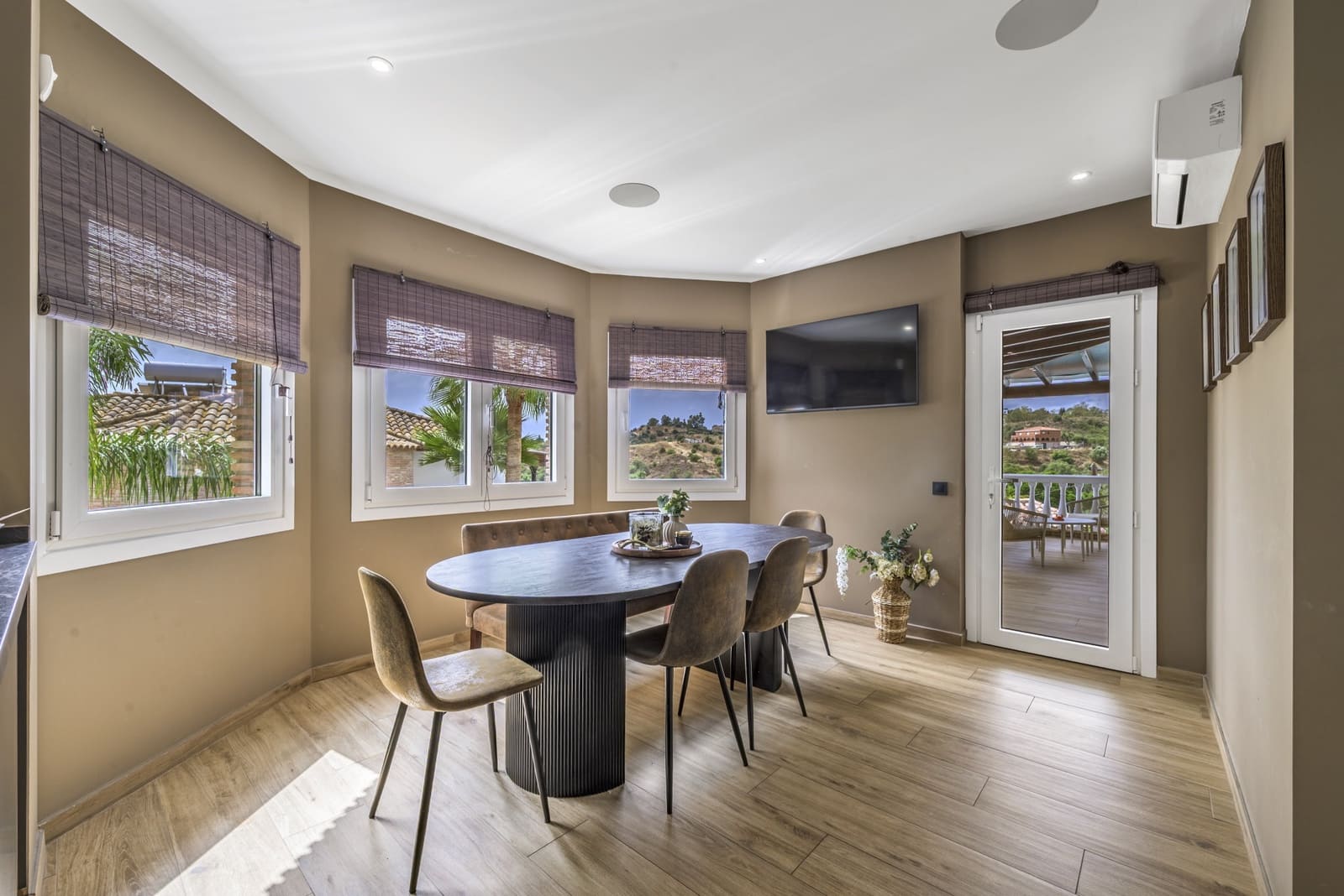 6 bedroom Villa for sale in Mijas Costa with pool garage - € 1,395,000 (Ref: 10024983)