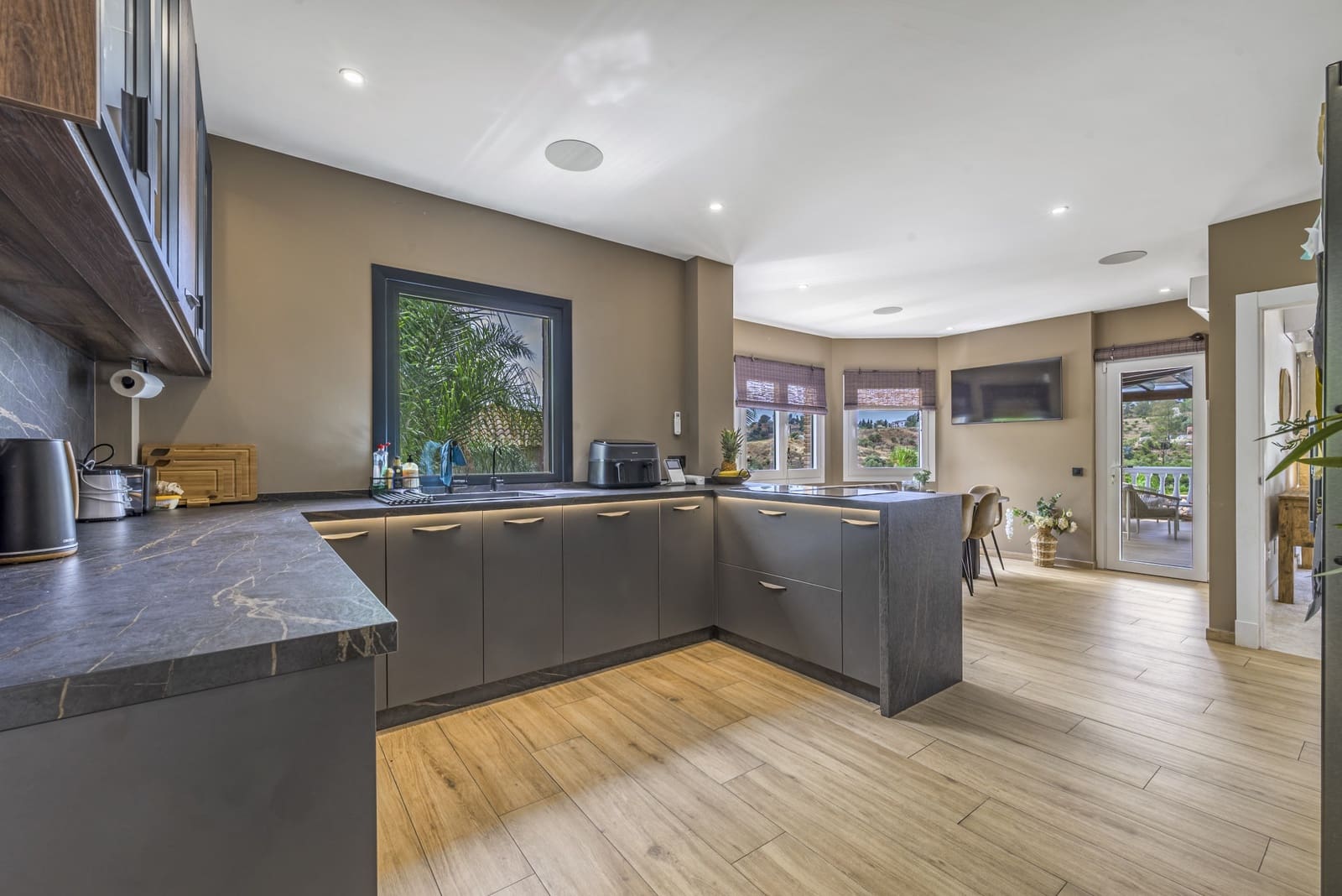 6 bedroom Villa for sale in Mijas Costa with pool garage - € 1,395,000 (Ref: 10024983)