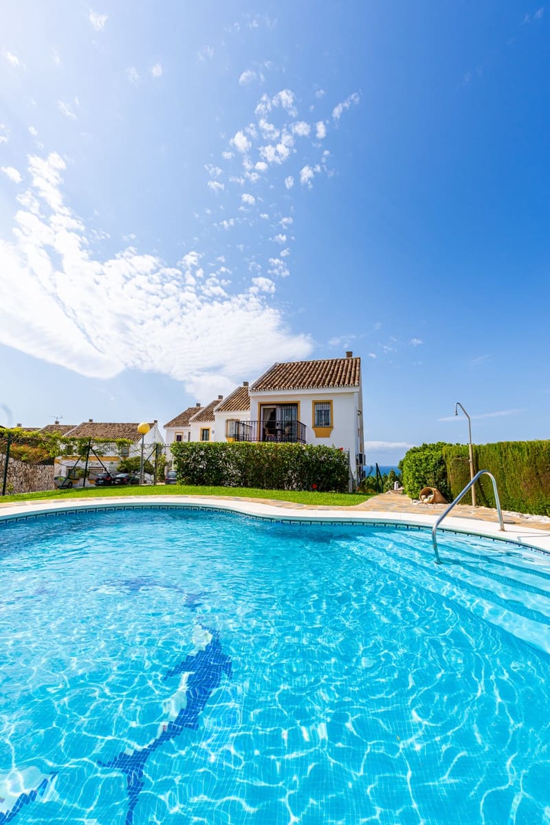 4 quarto Moradia Geminada para venda em Calahonda com piscina - 630 000 € (Ref: 10031362)