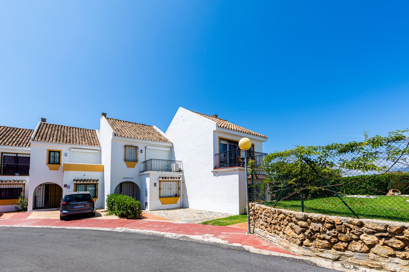 4 quarto Moradia Geminada para venda em Calahonda com piscina - 630 000 € (Ref: 10031362)