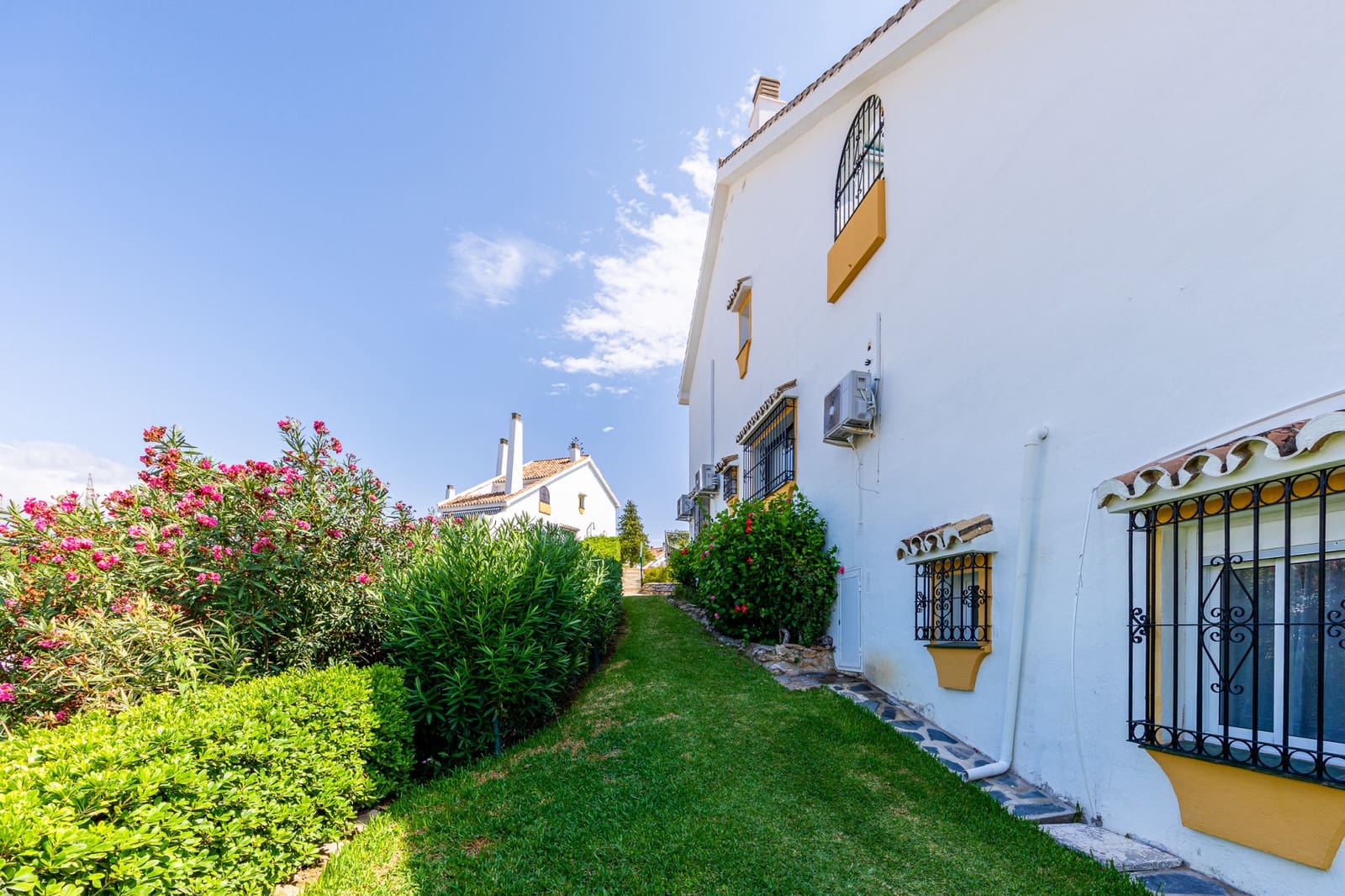 4 quarto Moradia Geminada para venda em Calahonda com piscina - 630 000 € (Ref: 10031362)