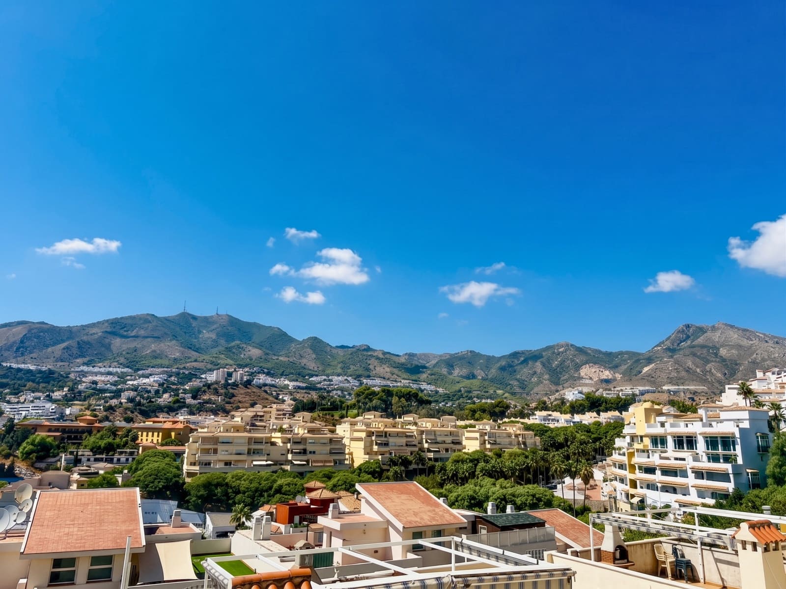 2 bedroom Apartment for sale in Torrequebrada with pool garage - € 389,000 (Ref: 10070290)