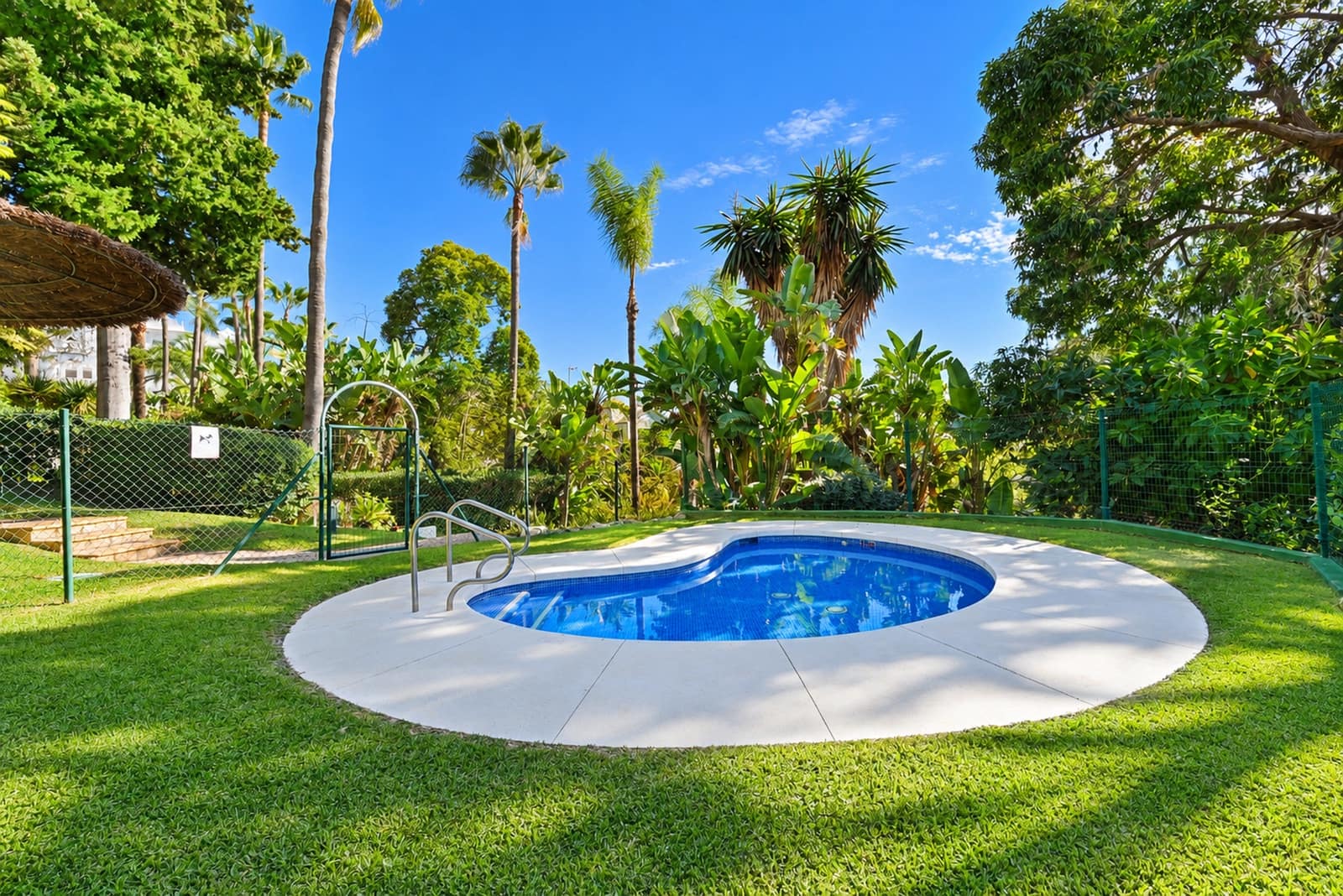 2 soverom Penthouse til salgs i Marbella med svømmebasseng garasje - € 390 000 (Ref: 10154501)