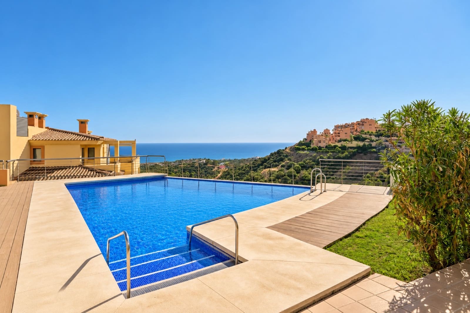 2 bedroom Apartment for sale in Calahonda with pool garage - € 349,000 (Ref: 10162077)