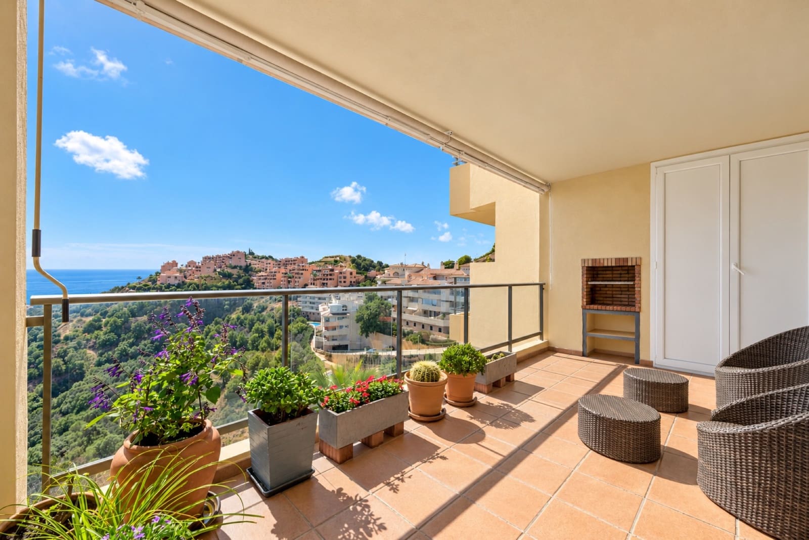 2 bedroom Apartment for sale in Calahonda with pool garage - € 349,000 (Ref: 10162077)