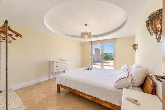 Chalet de 3 habitaciones en Mijas Costa, Mijas en venta con piscina garaje - 875.000 € (Ref: 10168015)