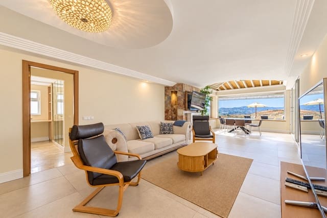 Chalet de 3 habitaciones en Mijas Costa, Mijas en venta con piscina garaje - 875.000 € (Ref: 10168015)