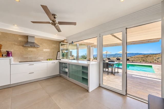 Chalet de 3 habitaciones en Mijas Costa, Mijas en venta con piscina garaje - 875.000 € (Ref: 10168015)