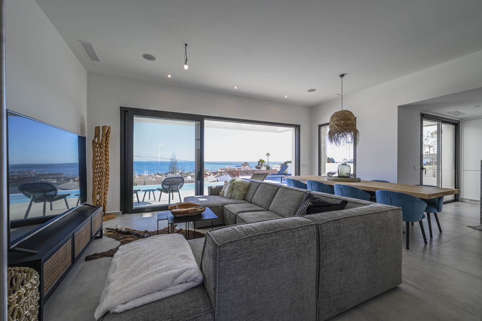 5 bedroom Villa for sale in La Cala de Mijas with pool garage - € 1,450,000 (Ref: 7919157)