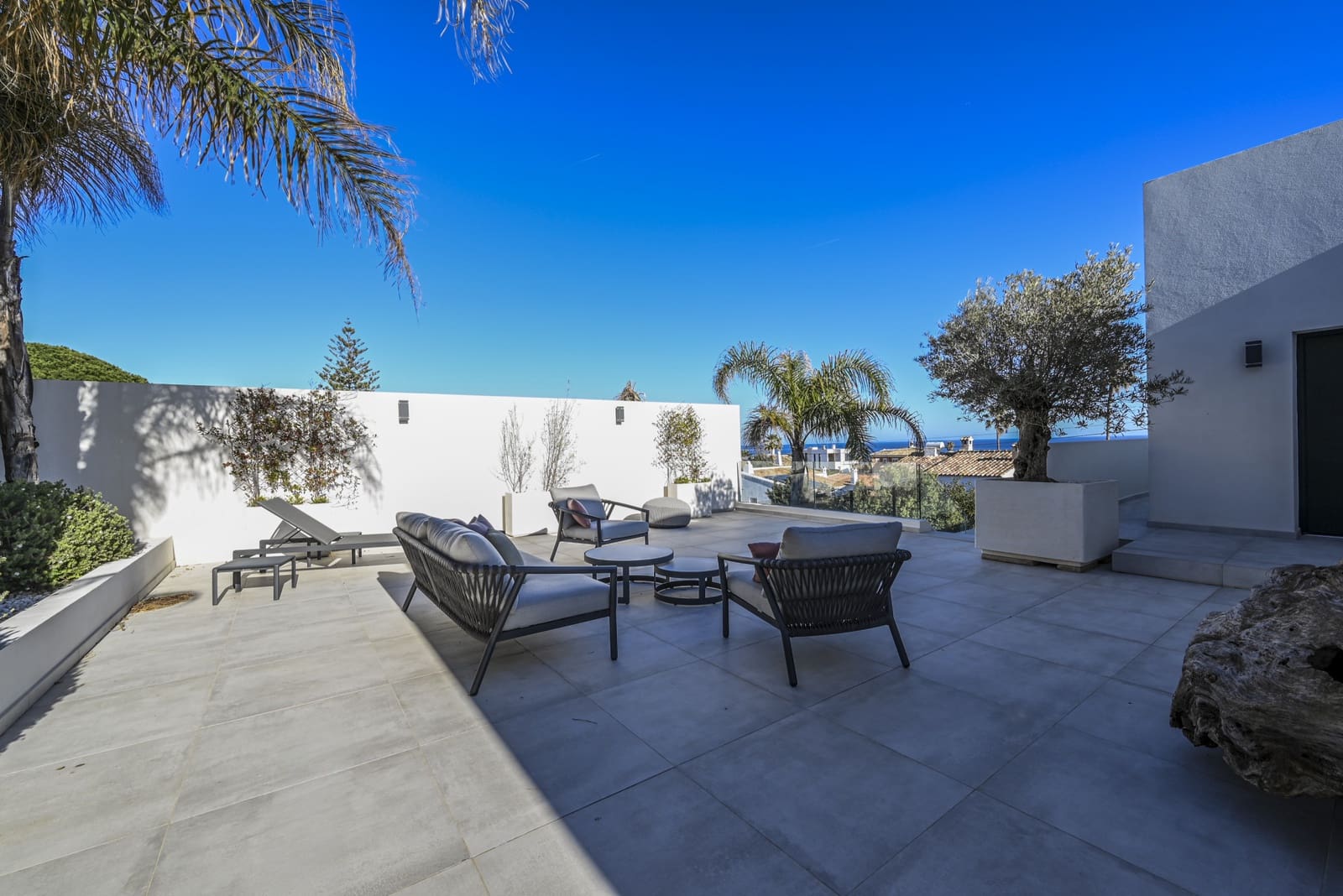 5 bedroom Villa for sale in La Cala de Mijas with pool garage - € 1,450,000 (Ref: 7919157)