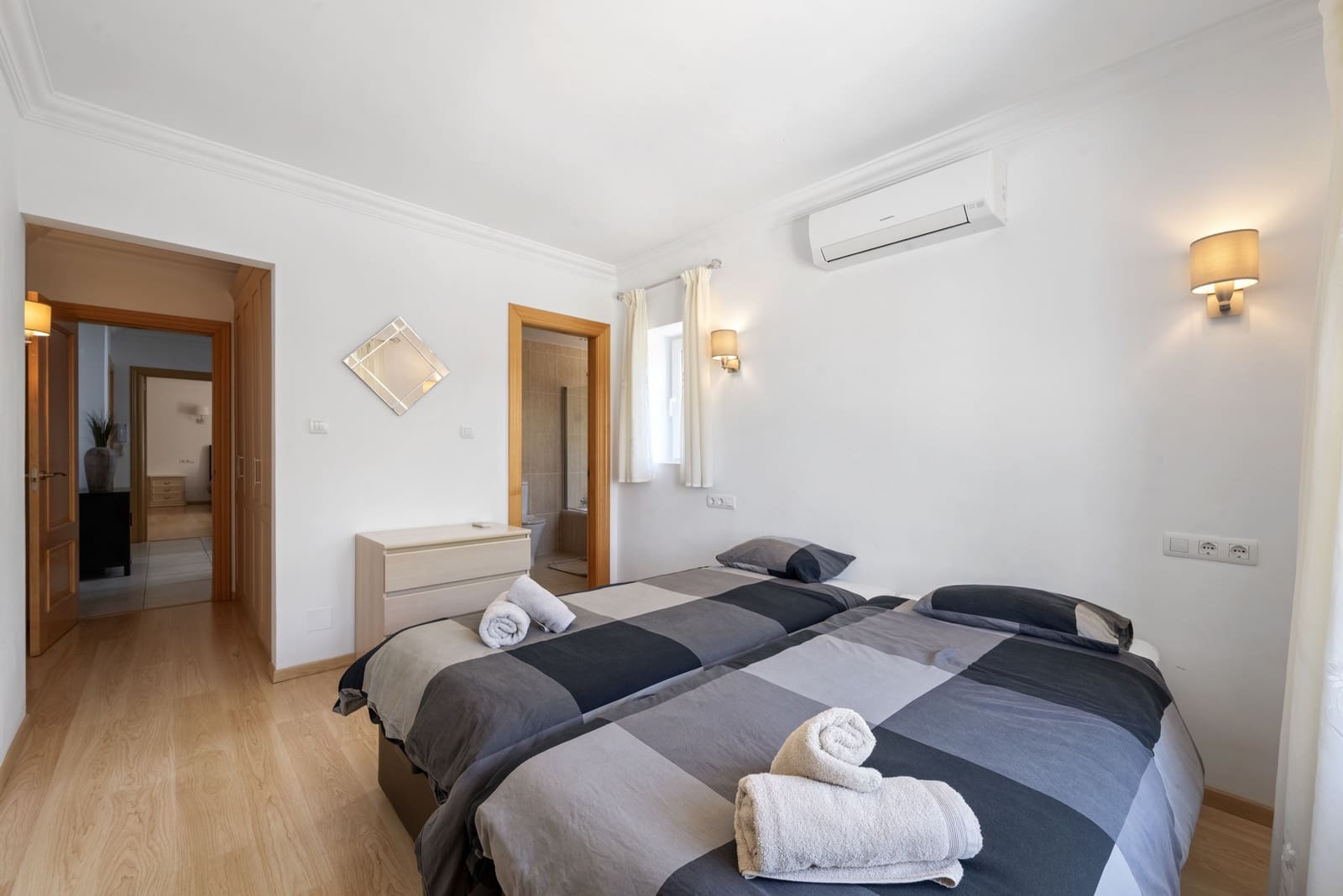 4 soveværelse Villa til salg i Mijas Costa med swimmingpool garage - € 995.000 (Ref: 8727149)