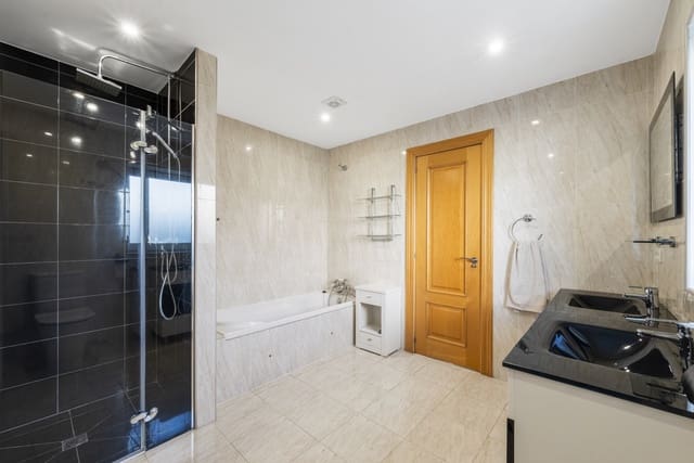 4 makuuhuone Huvila myytävänä paikassa Mijas Costa, Mijas mukana uima-altaan 
autotalli - 995 000 € (Ref: 8727149)