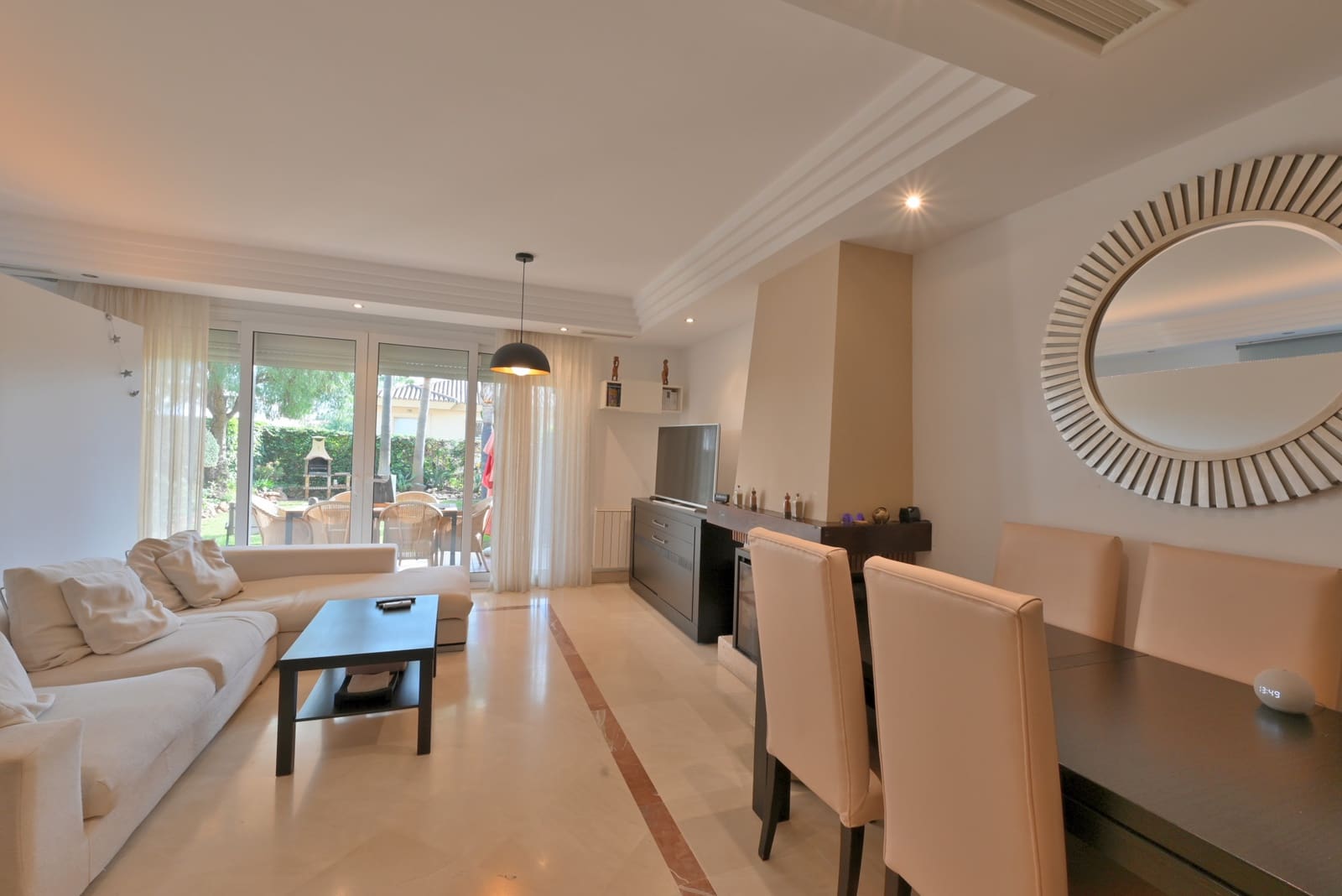 3 soveværelse Semi-Rækkehus til salg i Riviera del Sol med swimmingpool garage - € 539.000 (Ref: 8746340)