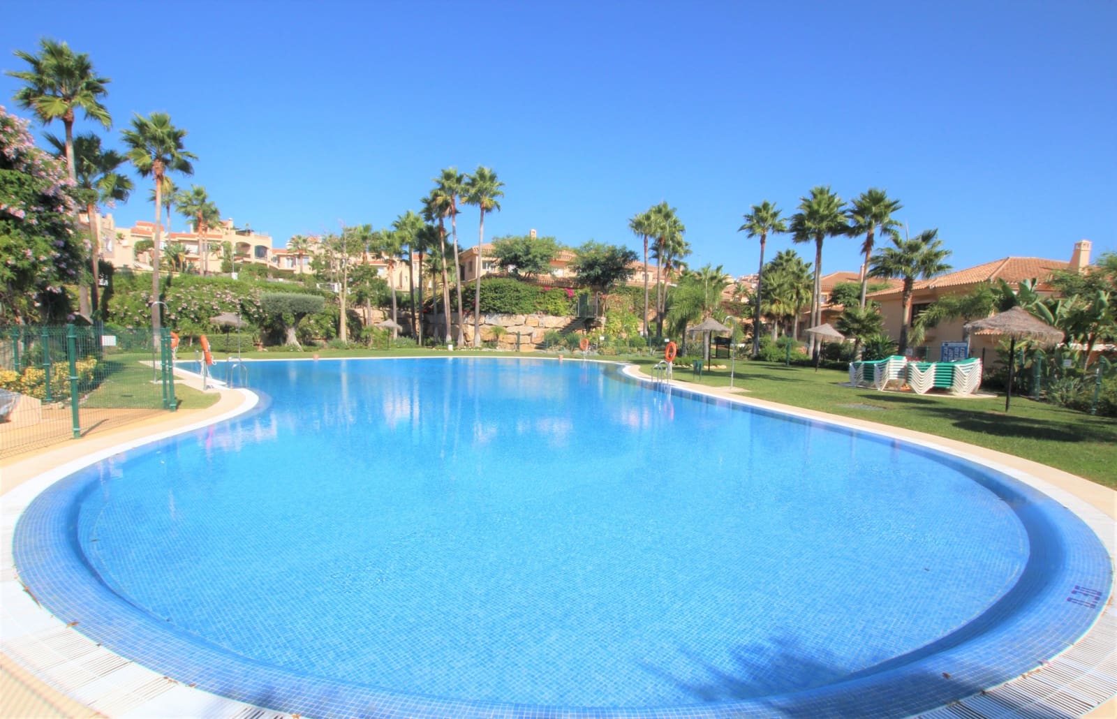 3 soveværelse Semi-Rækkehus til salg i Riviera del Sol med swimmingpool garage - € 539.000 (Ref: 8746340)