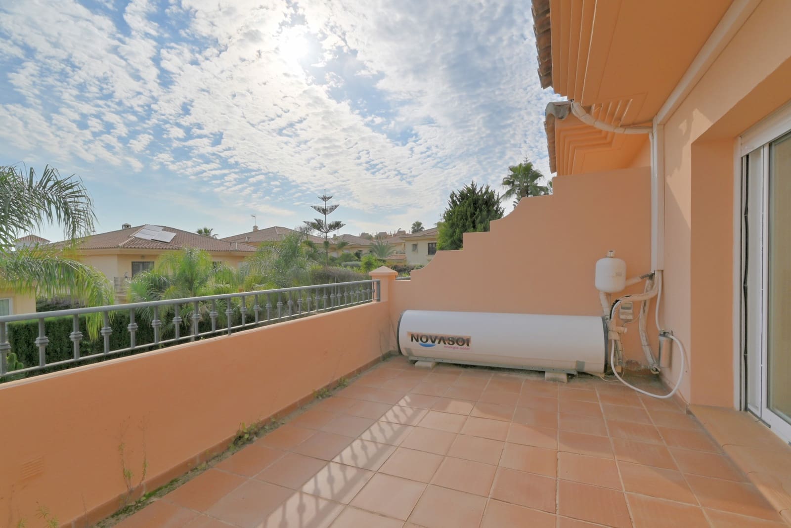 3 soveværelse Semi-Rækkehus til salg i Riviera del Sol med swimmingpool garage - € 539.000 (Ref: 8746340)