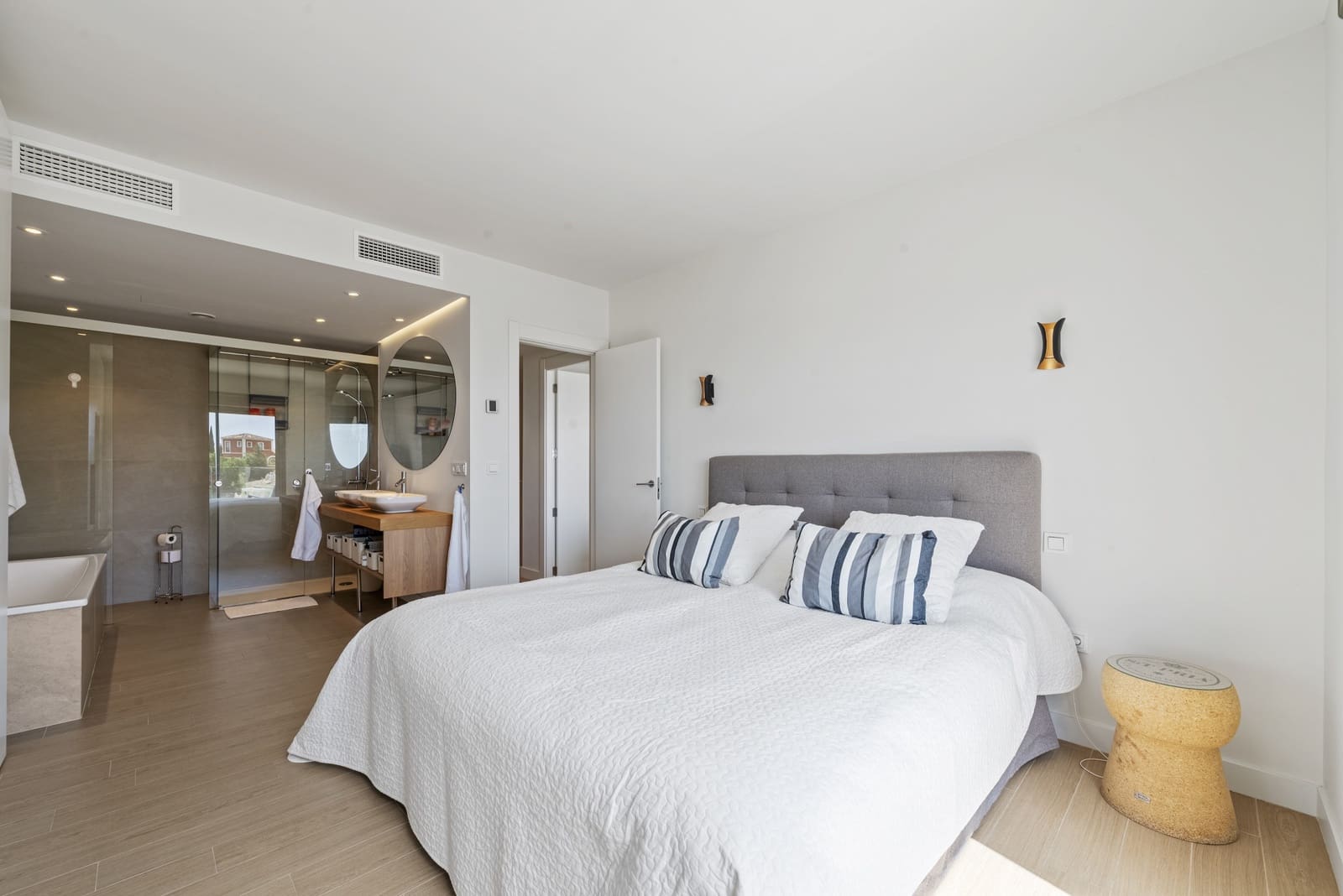 3 soveværelse Semi-Rækkehus til salg i Mijas Costa med swimmingpool garage - € 899.000 (Ref: 8934726)