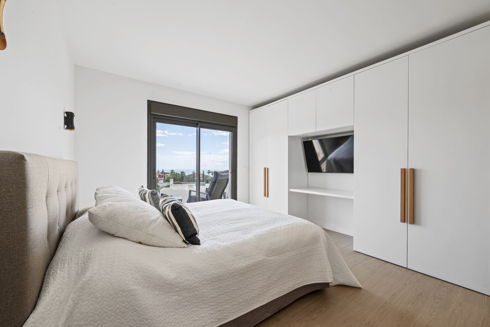 3 soveværelse Semi-Rækkehus til salg i Mijas Costa med swimmingpool garage - € 899.000 (Ref: 8934726)