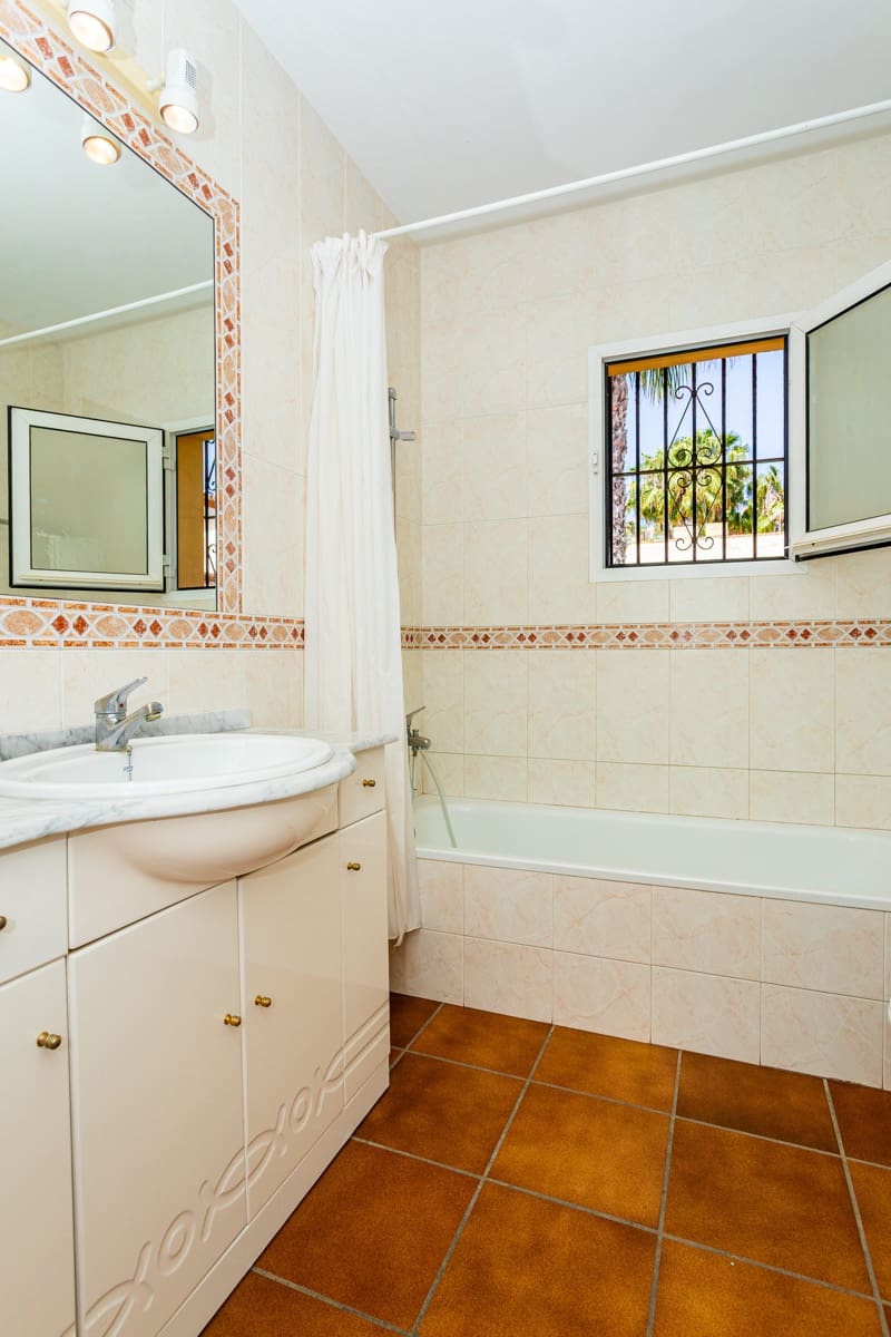 8 slaapkamer Villa te koop in Benalmadena Costa met zwembad - € 1.100.000 (Ref: 8956565)