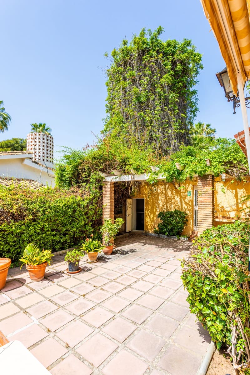 8 slaapkamer Villa te koop in Benalmadena Costa met zwembad - € 1.100.000 (Ref: 8956565)