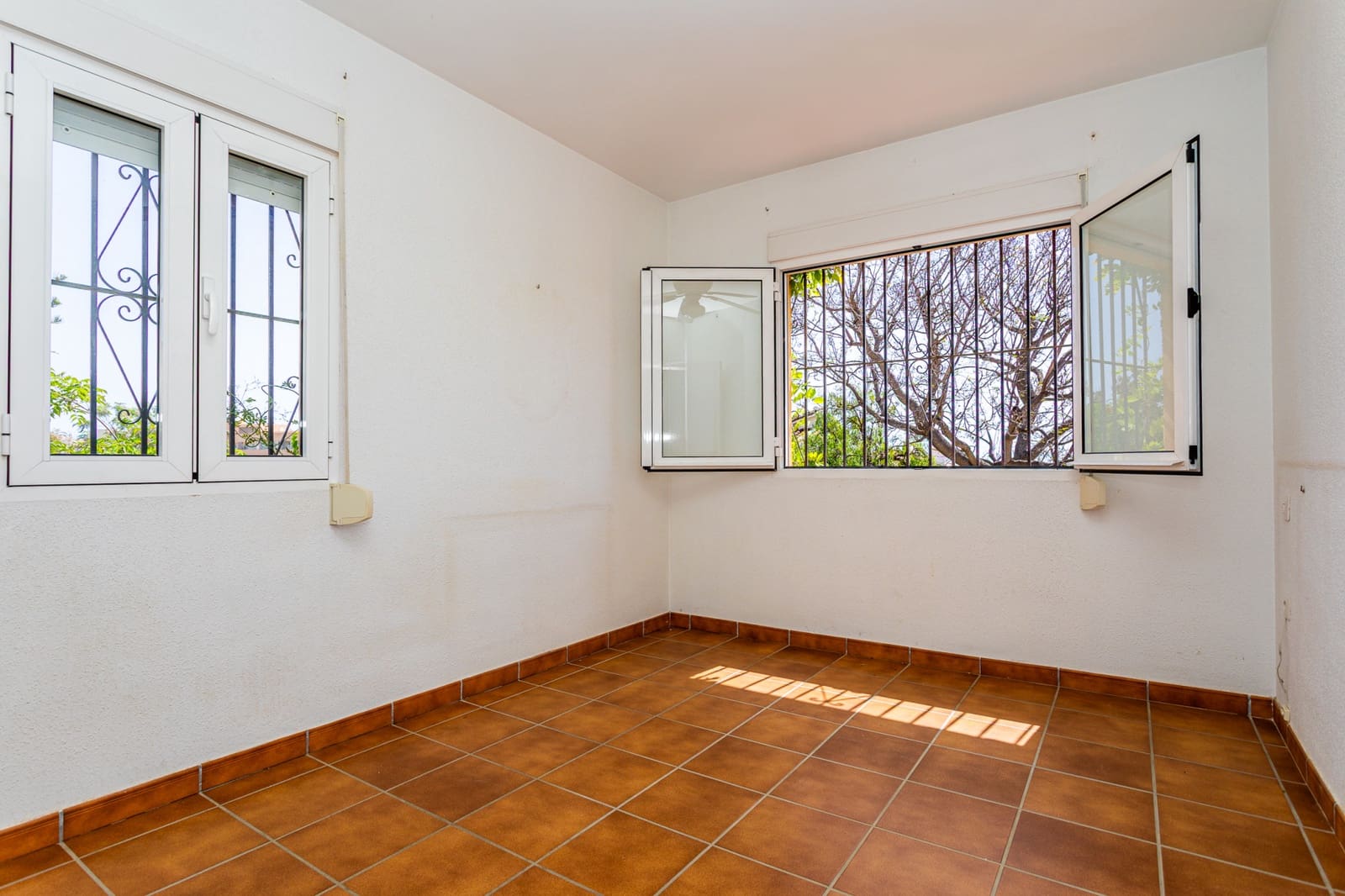 8 slaapkamer Villa te koop in Benalmadena Costa met zwembad - € 1.100.000 (Ref: 8956565)