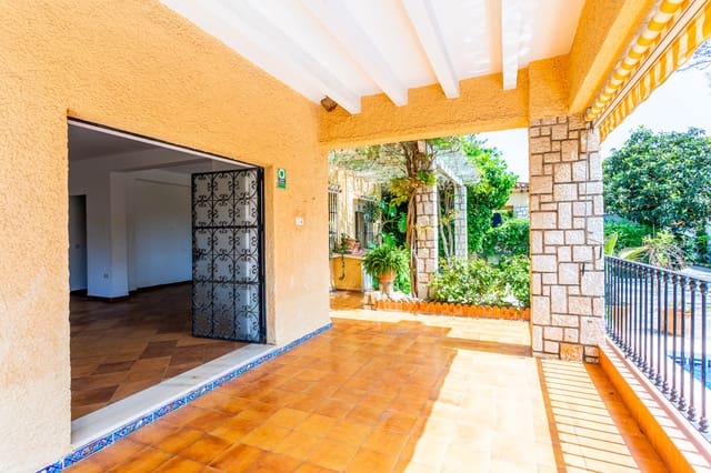 8 sypialnia Willa na sprzedaż w Benalmadena Costa, Benalmádena z basenem - 1 100 000 € (Ref: 8956565)