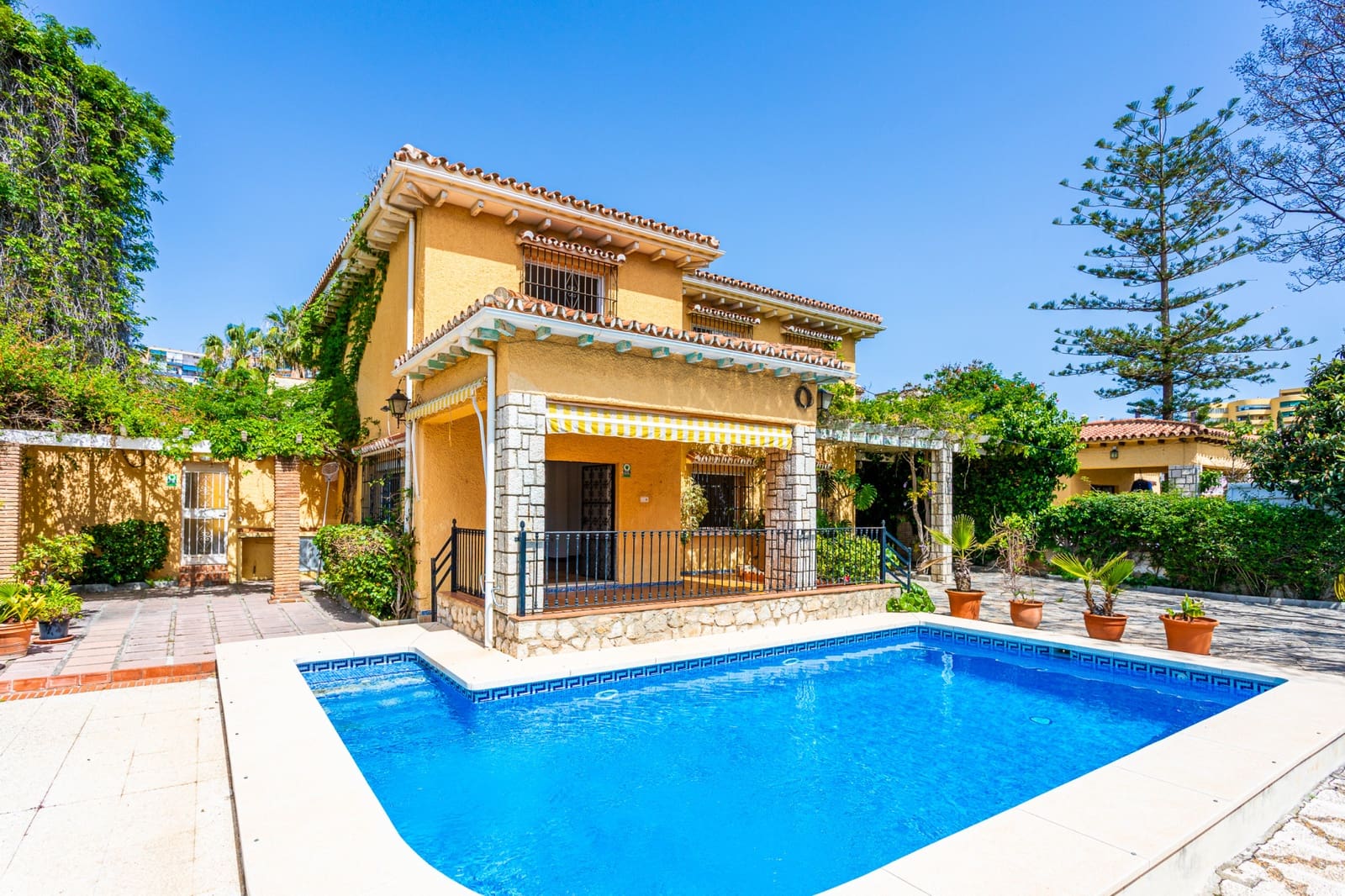 8 slaapkamer Villa te koop in Benalmadena Costa met zwembad - € 1.100.000 (Ref: 8956565)