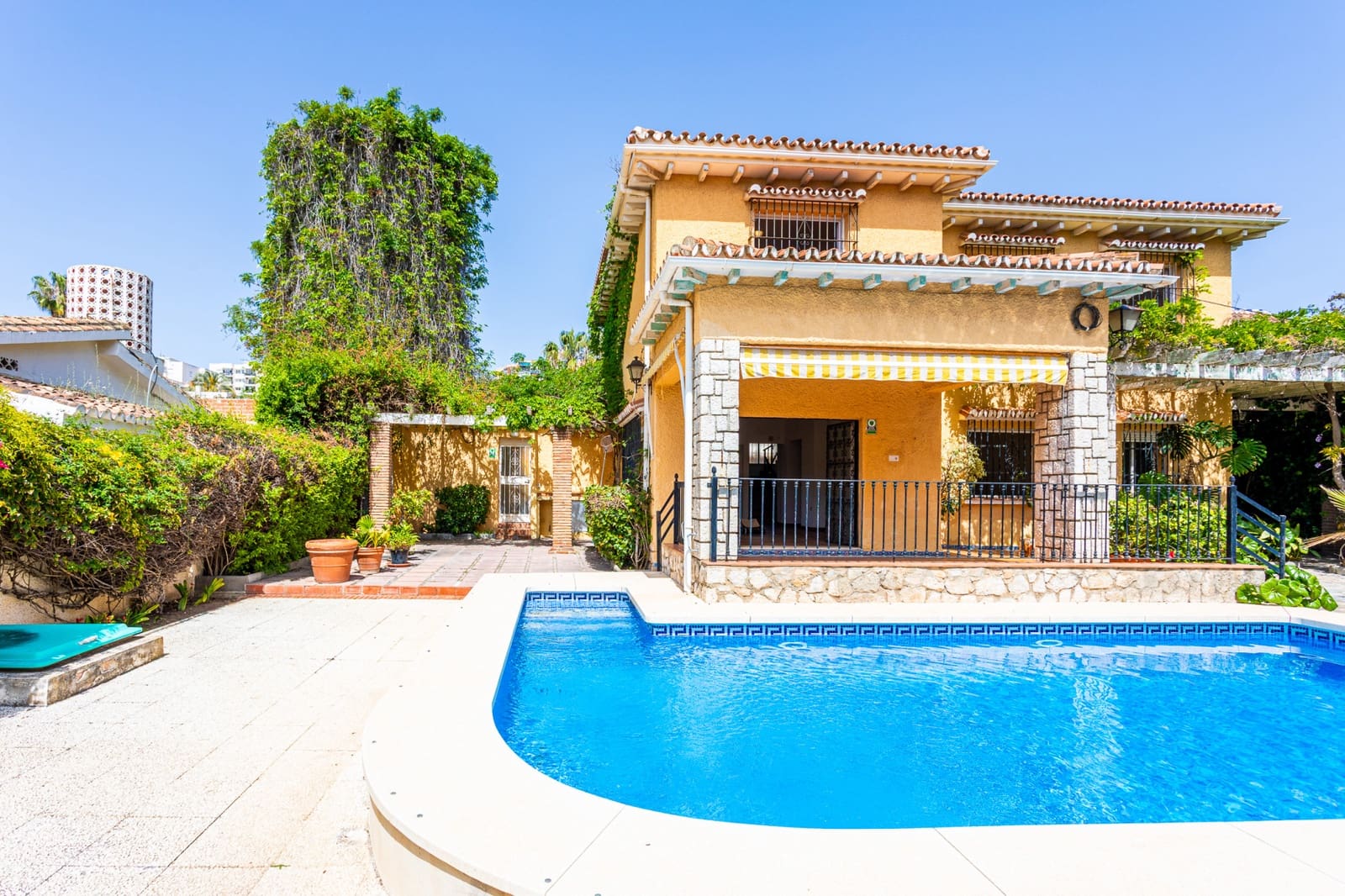 8 slaapkamer Villa te koop in Benalmadena Costa met zwembad - € 1.100.000 (Ref: 8956565)