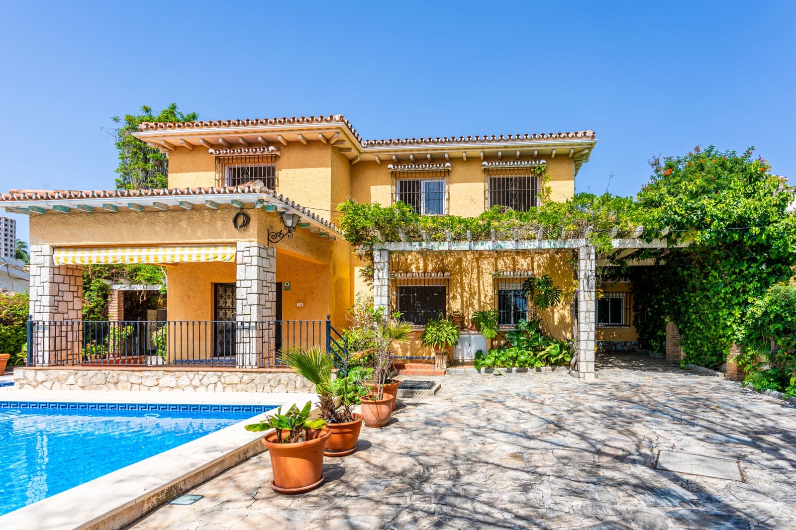 8 slaapkamer Villa te koop in Benalmadena Costa met zwembad - € 1.100.000 (Ref: 8956565)