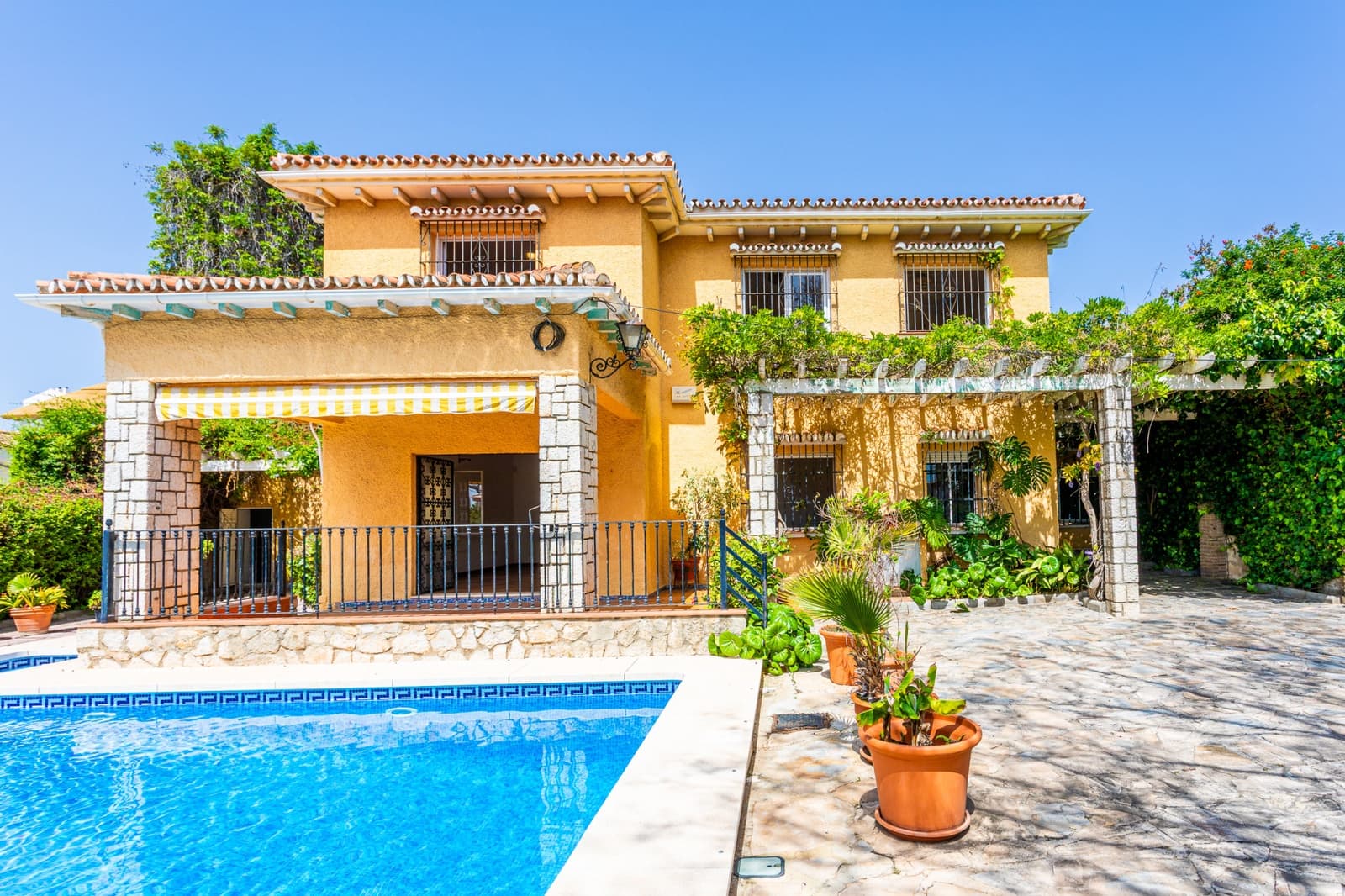 8 slaapkamer Villa te koop in Benalmadena Costa met zwembad - € 1.100.000 (Ref: 8956565)