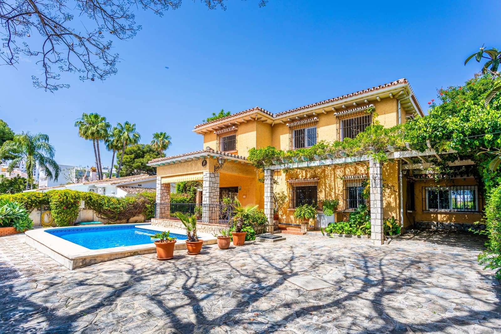 8 slaapkamer Villa te koop in Benalmadena Costa met zwembad - € 1.100.000 (Ref: 8956565)