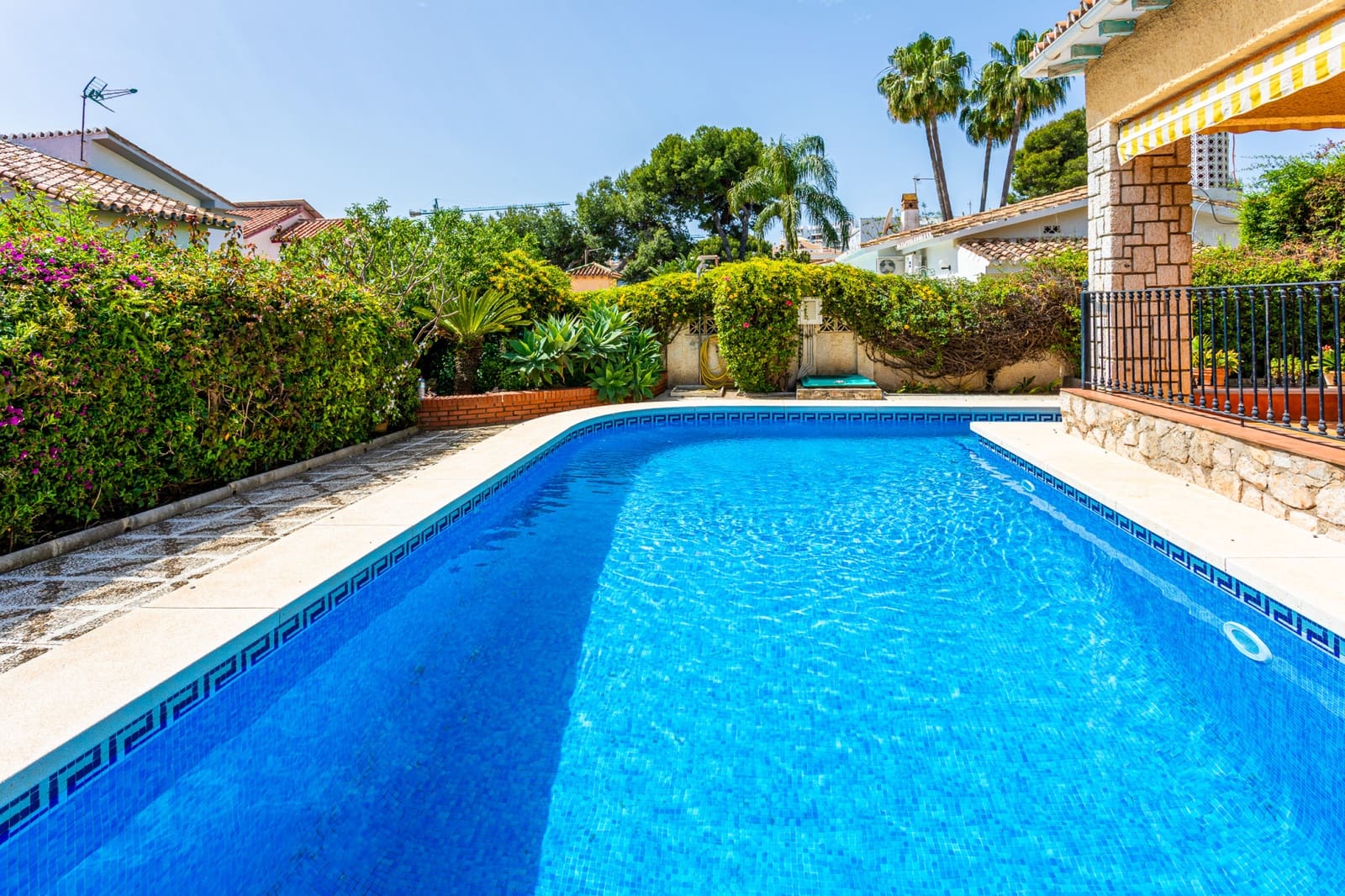 8 slaapkamer Villa te koop in Benalmadena Costa met zwembad - € 1.100.000 (Ref: 8956565)