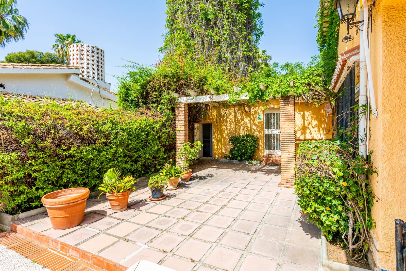 8 slaapkamer Villa te koop in Benalmadena Costa met zwembad - € 1.100.000 (Ref: 8956565)