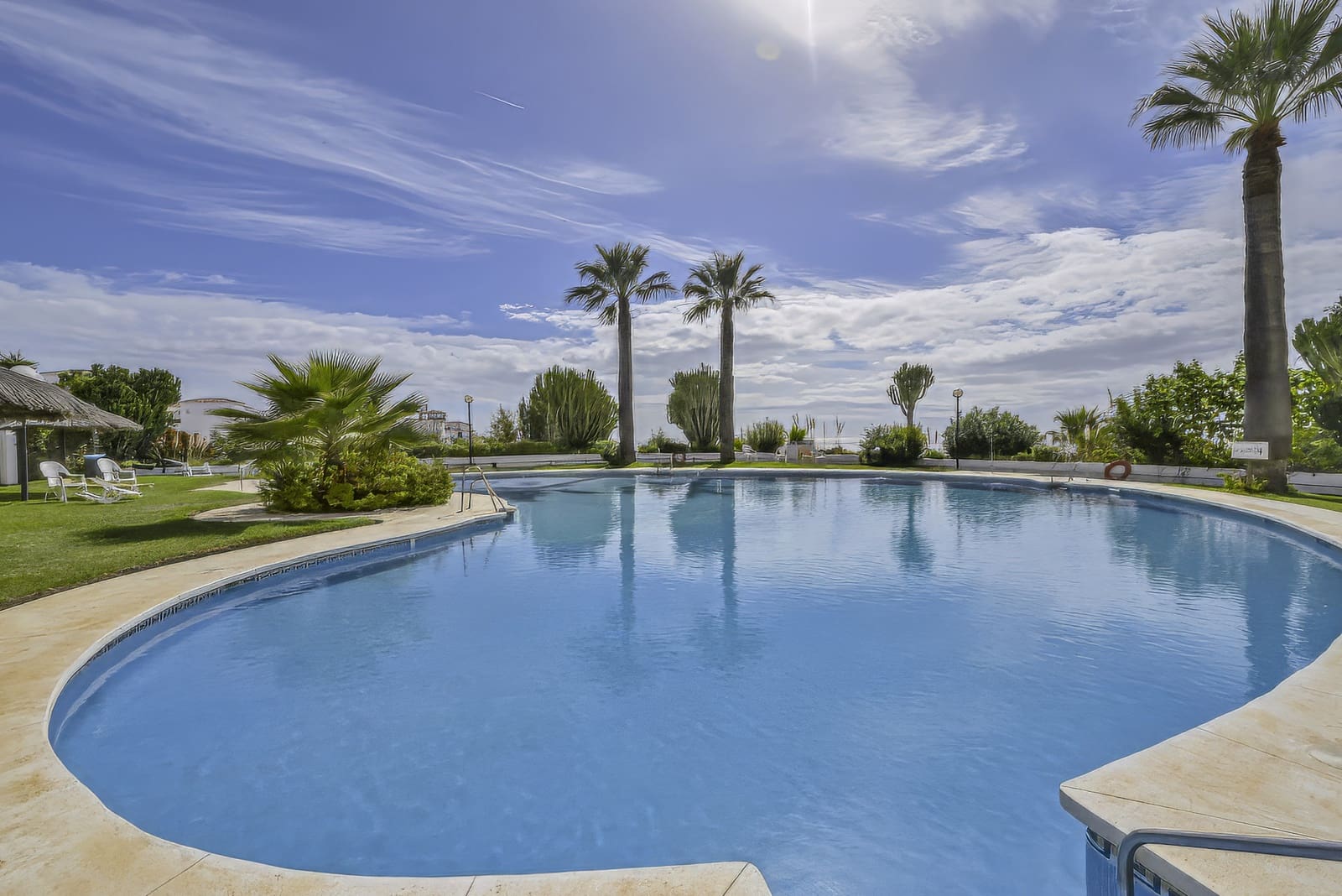 Apartamento de 2 habitaciones en Calahonda en venta con piscina - 375.000 € (Ref: 8967832)