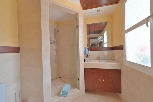 Casa de 3 habitaciones en Mijas Costa, Mijas en venta con piscina garaje - 630.000 € (Ref: 9062030)