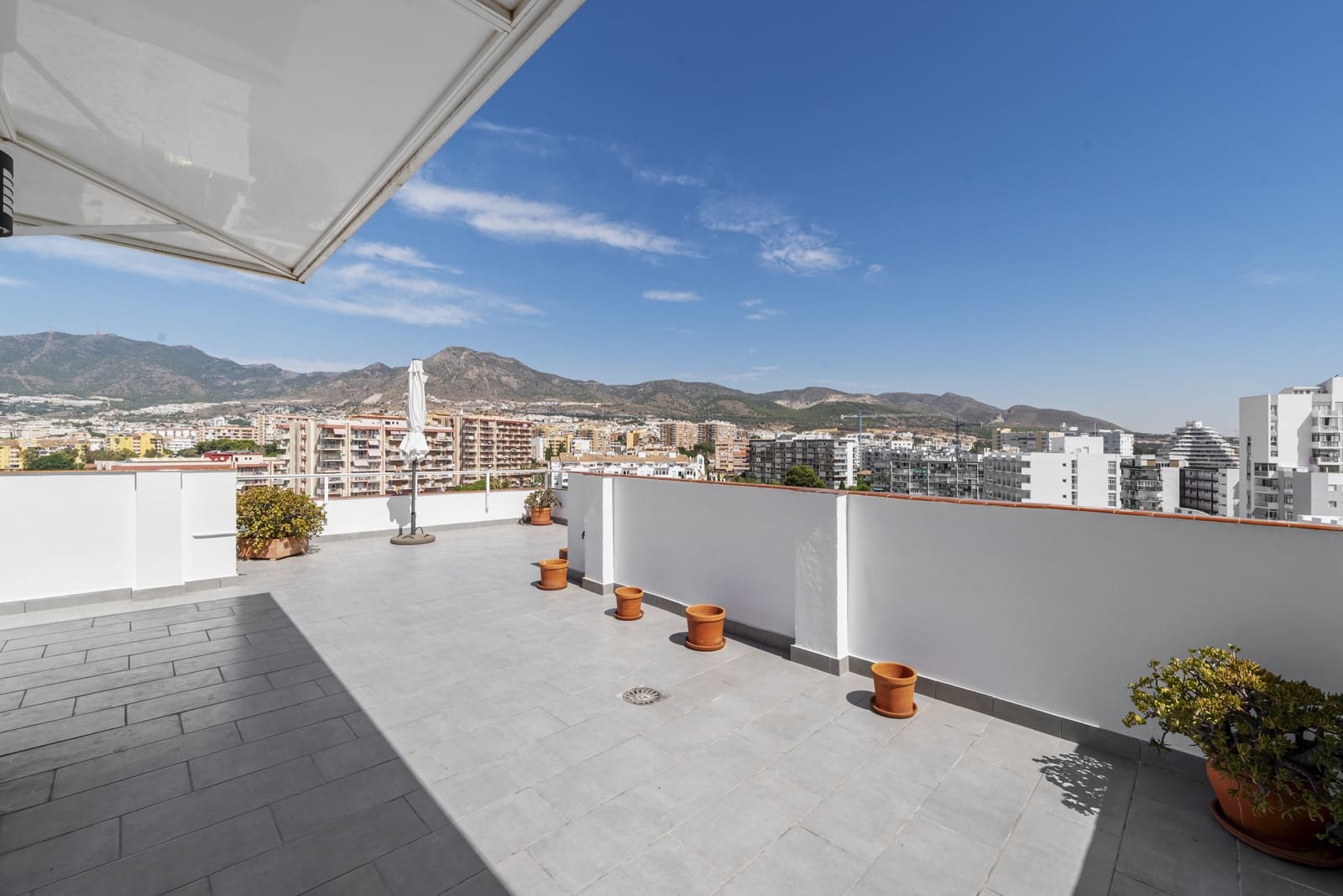 2 sypialnia Penthouse na sprzedaż w Benalmadena Costa z basenem garażem - 699 000 € (Ref: 9132015)