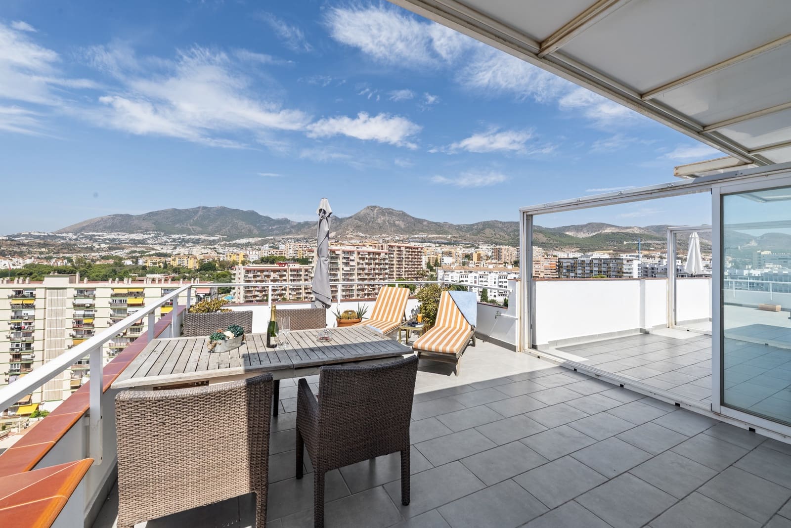 2 sypialnia Penthouse na sprzedaż w Benalmadena Costa z basenem garażem - 699 000 € (Ref: 9132015)