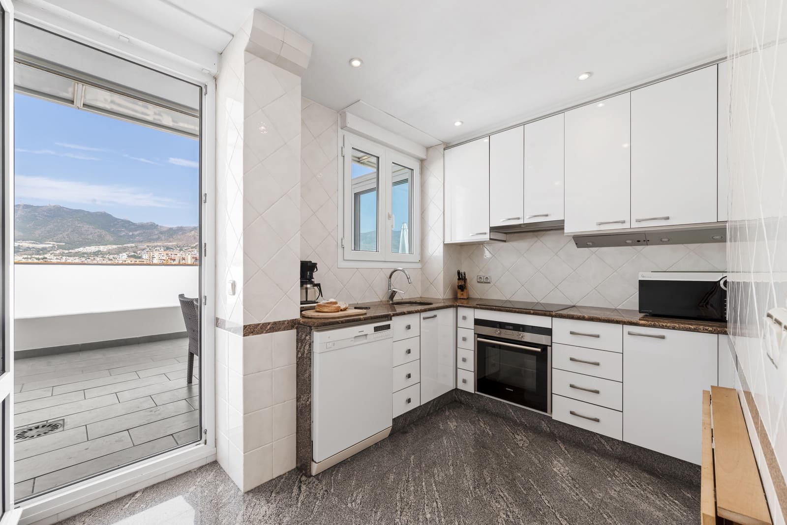 2 sypialnia Penthouse na sprzedaż w Benalmadena Costa z basenem garażem - 699 000 € (Ref: 9132015)