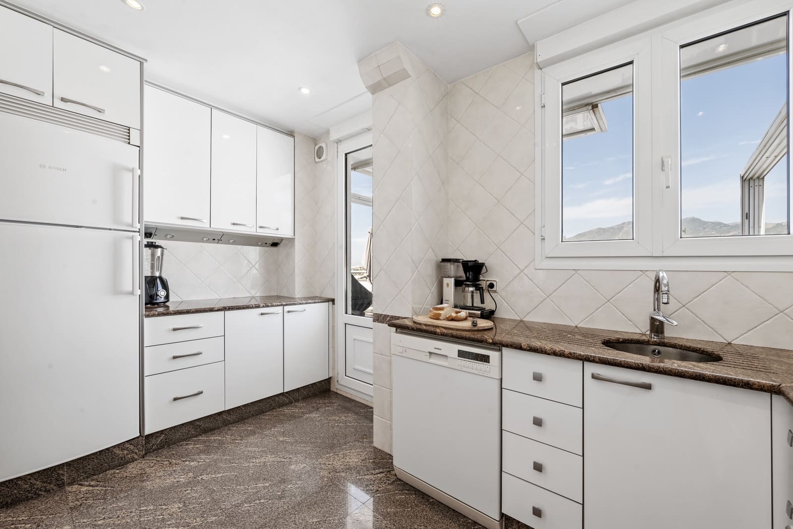 2 sypialnia Penthouse na sprzedaż w Benalmadena Costa z basenem garażem - 699 000 € (Ref: 9132015)