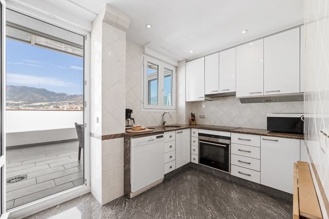 2 slaapkamer Penthouse te koop in Benalmadena Costa, Benalmádena met zwembad garage - € 699.000 (Ref: 9132015)