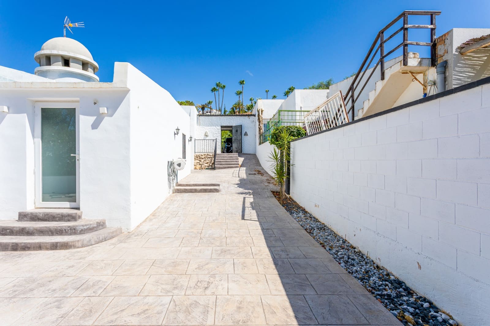 3 bedroom Villa for sale in Calahonda with pool garage - € 695,000 (Ref: 9159202)