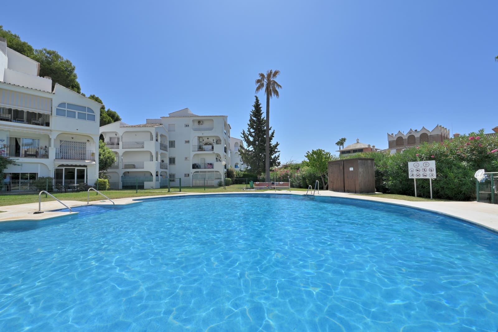 1 bedroom Apartment for sale in Calahonda with pool - € 185,000 (Ref: 9165439)