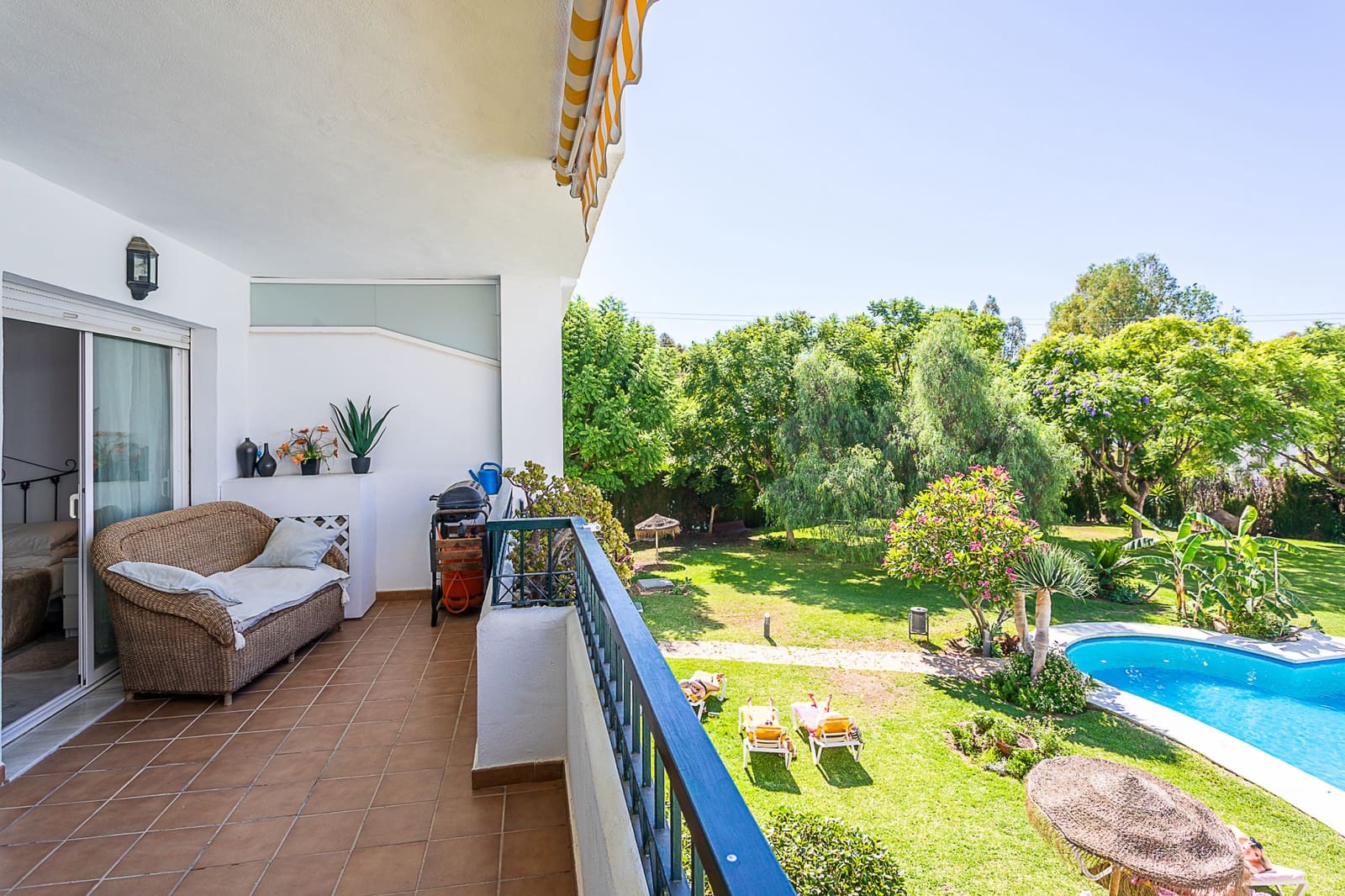 Apartamento de 2 habitaciones en Calahonda en venta con piscina garaje - 349.000 € (Ref: 9232078)