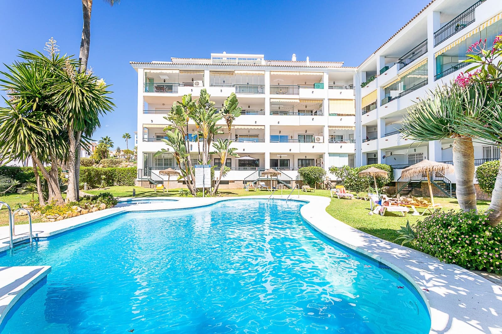 Apartamento de 2 habitaciones en Calahonda en venta con piscina garaje - 349.000 € (Ref: 9232078)