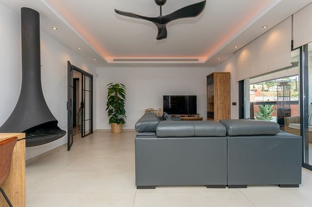 3 slaapkamer Villa te koop in Mijas Costa, Mijas met zwembad garage - € 1.485.000 (Ref: 9256628)