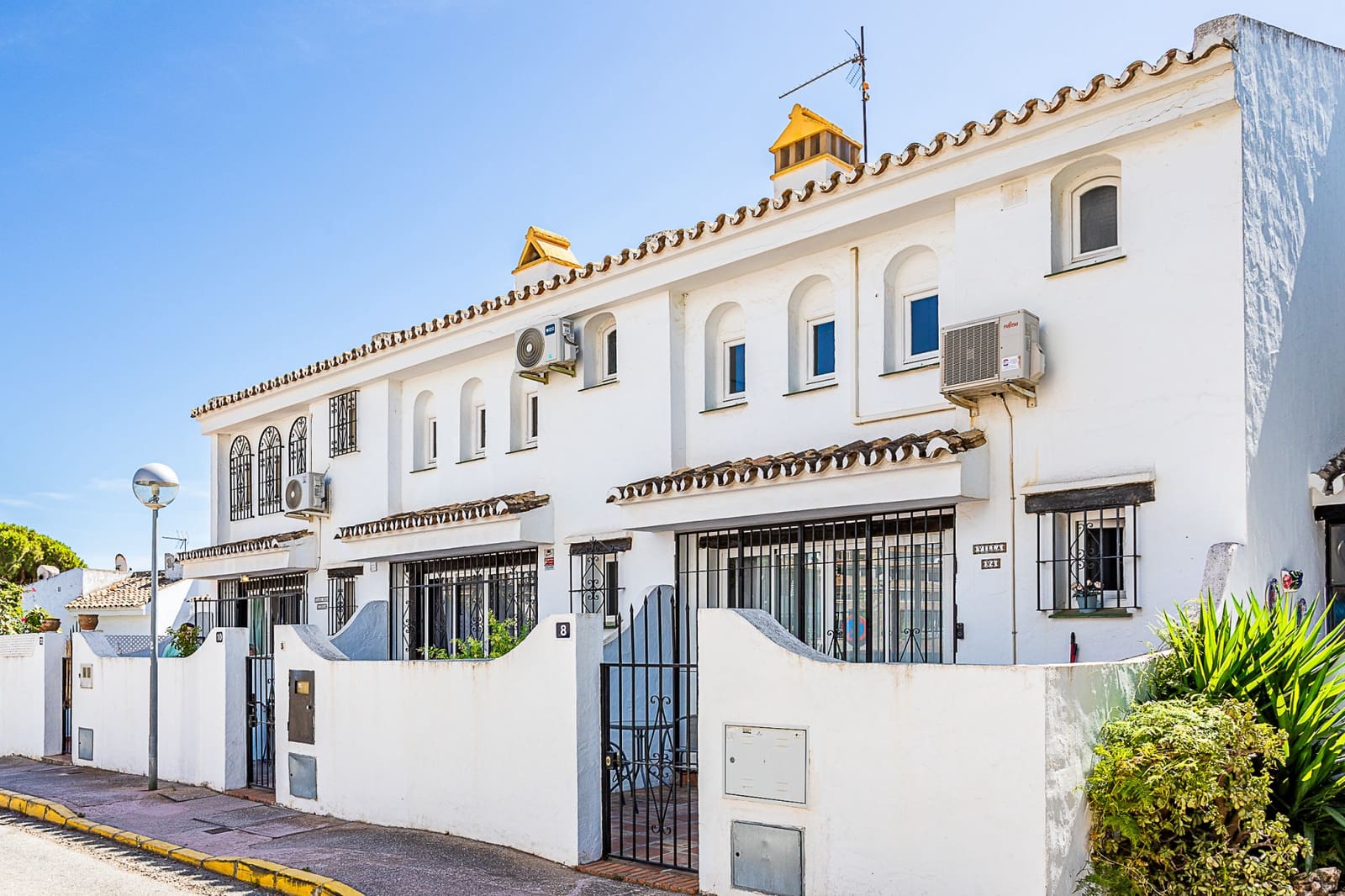 3 makuuhuone Omakotitalo myytävänä paikassa Calahonda mukana uima-altaan - 360 000 € (Ref: 9269052)