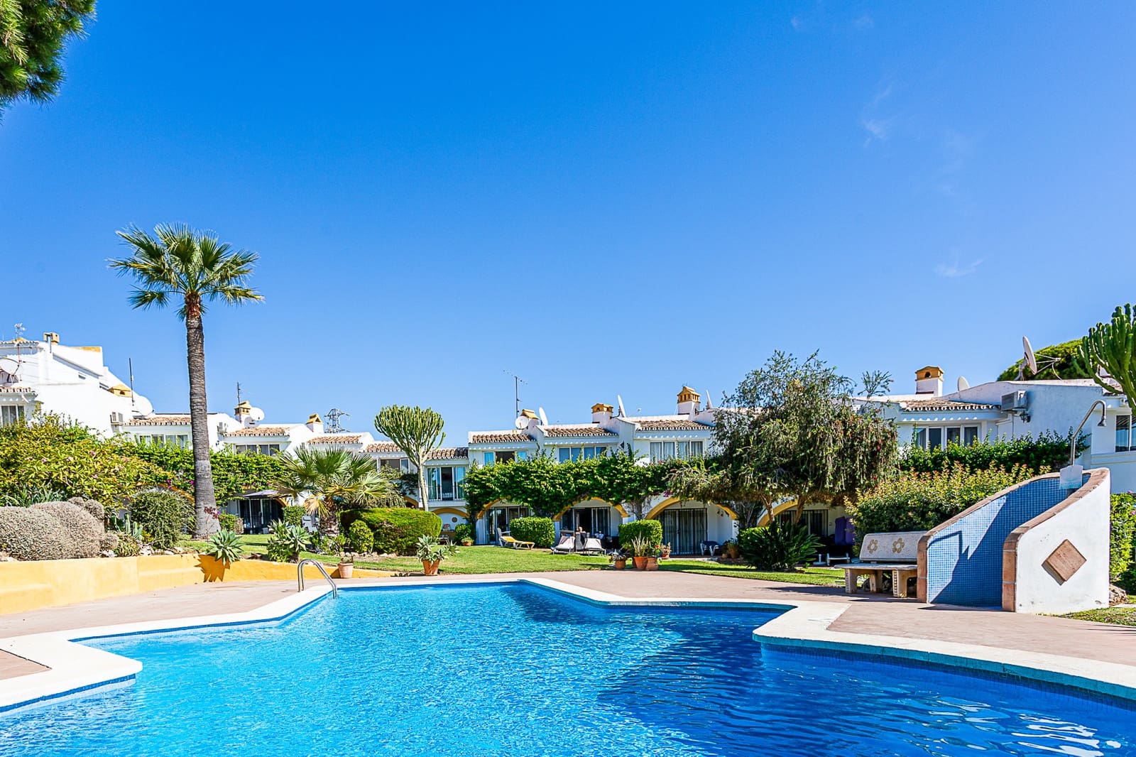 3 makuuhuone Omakotitalo myytävänä paikassa Calahonda mukana uima-altaan - 360 000 € (Ref: 9269052)