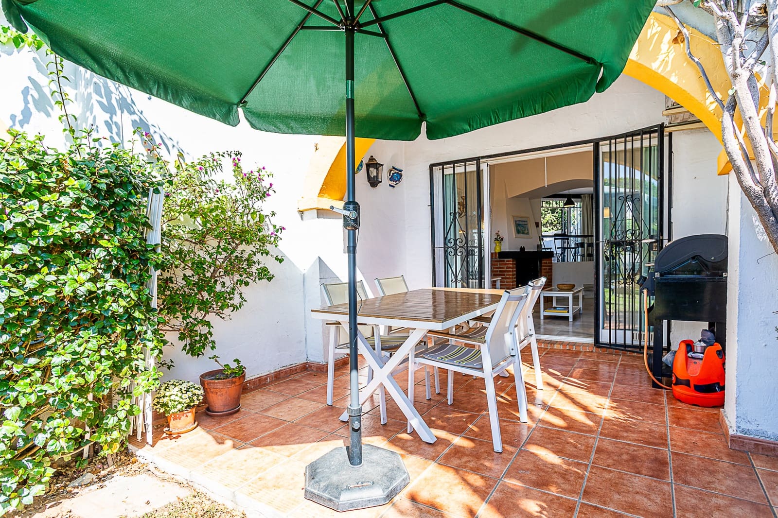 3 makuuhuone Omakotitalo myytävänä paikassa Calahonda mukana uima-altaan - 360 000 € (Ref: 9269052)