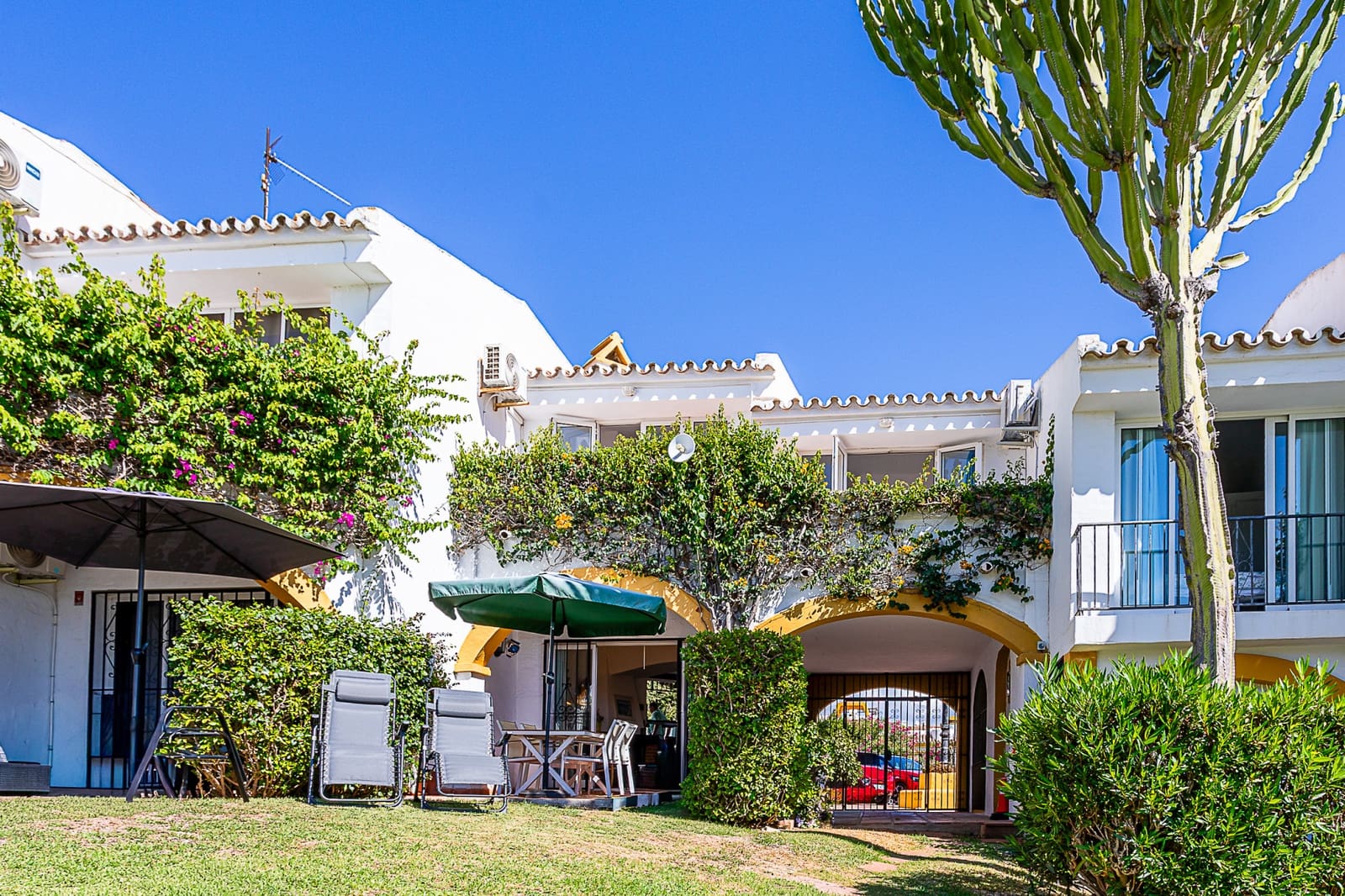 3 makuuhuone Omakotitalo myytävänä paikassa Calahonda mukana uima-altaan - 360 000 € (Ref: 9269052)