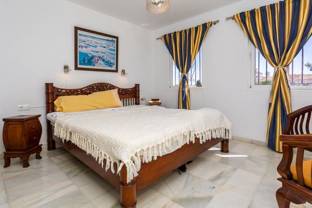 3 bedroom Semi-detached Villa for sale in Calahonda, Mijas with pool - € 475,000 (Ref: 9296528)