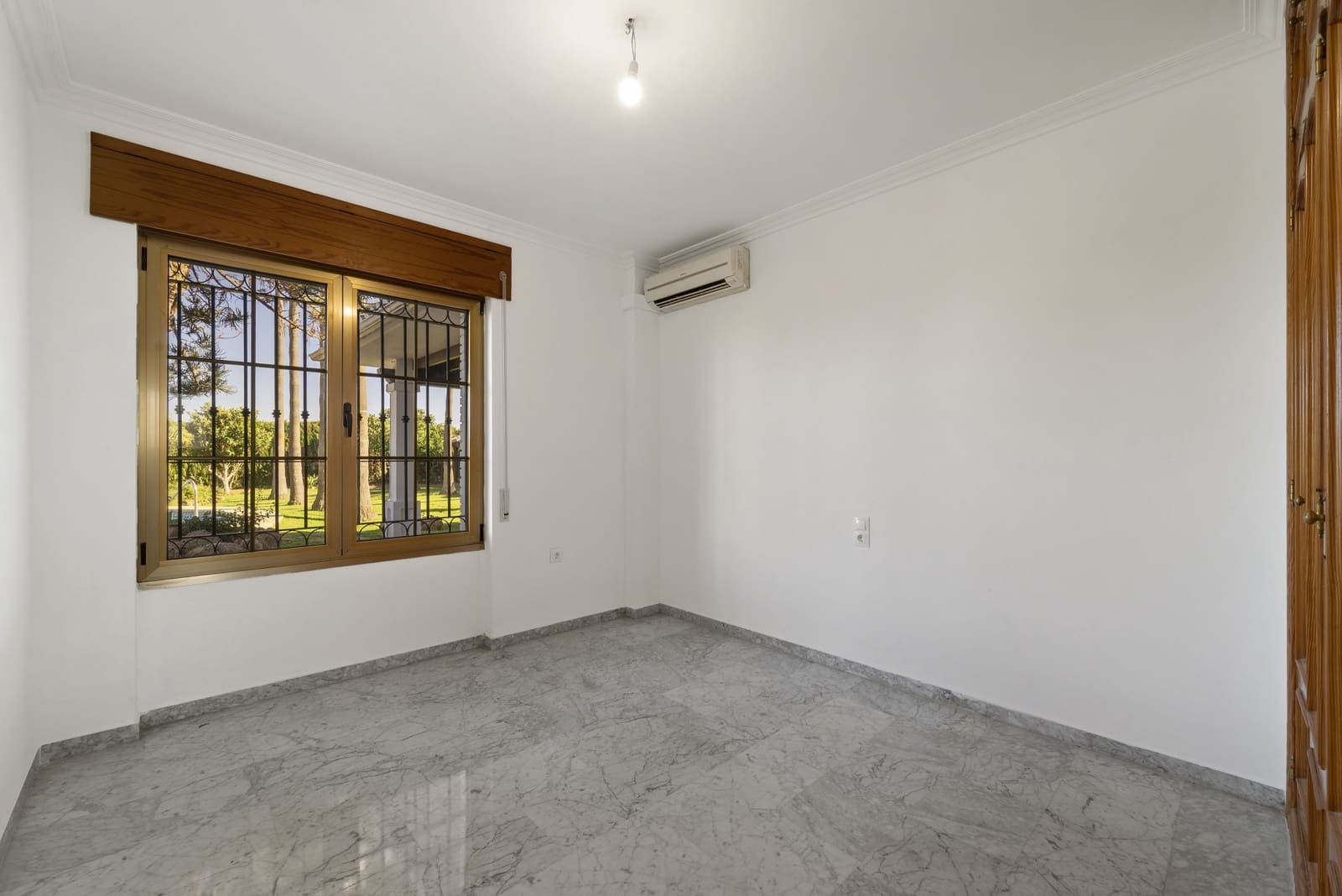 4 Zimmer Villa zu verkaufen in Mijas Costa mit Pool Garage - 895.000 € (Ref: 9334256)